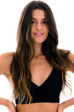 Load image into Gallery viewer, Gallery: Rio De Sol Top Top Cotele-Preto Tri-Tank
