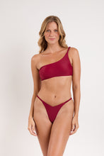 Load image into Gallery viewer, Model Front: Rio De Sol Set Set Touch-Carmim Isadora Gigi
